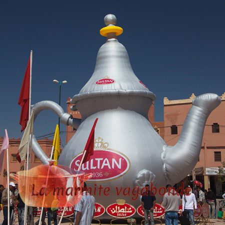 Une théière gonflable à Kelaa MGouna pour la Fête des Roses
