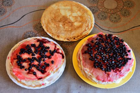 De grandes crêpes classiques, garnies de fruits rouges