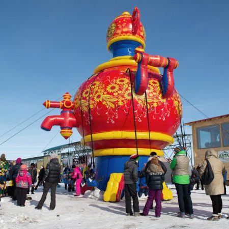 Samovar gonflable pour la célébration de Maslenitsa