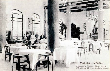 Le restaurant d'été de l'Ermitage avec le personnel