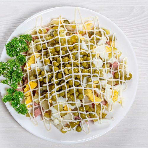 Des olives et du persil pour cette version recouverte de mayonnaise en filet