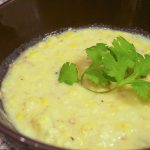 Soupe de mais décorée de persil
