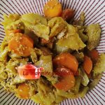 Sur un lit de fenouil et de carottes braisées, des morceaux de poulet au sésame