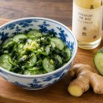 Salade de concombre au wakamé avec du gingembre finement gratté et du vinaigre de riz