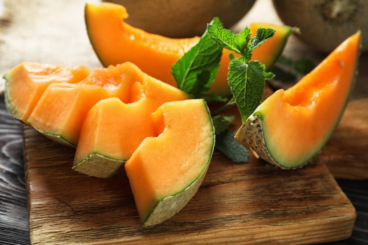 Quartiers de melon et feuilles de menthe